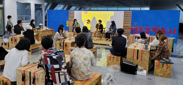 20일 부산국제크루즈터미널에서 열린 '내-일의 항해캠프' 결과 공유회에서 참가자들이 이야기를 나누고 있다. 오금아 기자