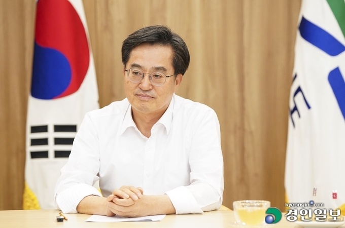 정부의 '270만 가구 주택 공급 대책' 발표 이후 김동연 경기도지사가 도 차원의 재정비 추진 카드를 꺼내 들자, 원희룡 국토교통부 장관이 이를 '무책임한 정치 발언'으로 규정하고 김 지사를 강력 비판하고 나서면서 여야 간 대립각이 커지는 모양새다. 김동연 경기지사가 23일 오후 경기도청 집무실에서 열린 경기지역 언론사 인터뷰에서 발언하고 있다. 2022.8.23 /김도우기자 pizza@kyeongin.com