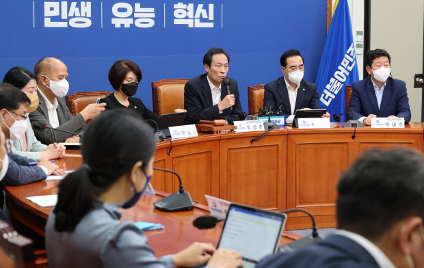 더불어민주당 우상호 비상대책위원장이 24일 오전 서울 여의도 국회에서 열린 비상대책위원회의에서 발언하고 있다. <국회사진기자단>
