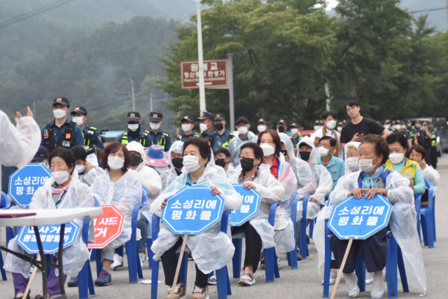 경북 성주 초전면 소성리 사드 기지 앞에 사드배치를 반대하는 주민들이 집회를 열고 있다. 사드철회 성주대책위 제공