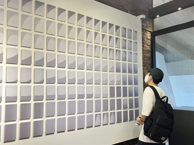 춘천 KT&G 상상마당은 오는 10월 8일까지 아트갤러리에서 'Original Demo ver 2.1.1'을 주제로 전시를 펼친다. 사진은 지난 16일 전시를 관람하고 있는 모습.