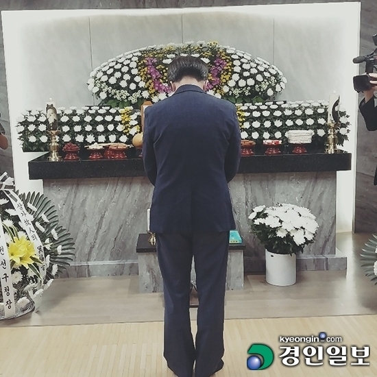 수원시 세 모녀 사건과 같은 비극을 막기 위해 정부와 경기도에서는 다양한 대책을 내놓고 있지만 '신청주의'에 가로막힌 취약가구에 대한 개선에는 여전히 역부족이라는 의견이 나온다. 김동연 경기도지사는 25일 페이스북을 통해 핫라인 번호를 직접 공개했다. 김동연 도지사가 24일 수원중앙병원 장례식장에 마련된 세 모녀의 빈소를 찾아 조문하는 모습. 2022.8.24 /김동연 페이스북 캡처