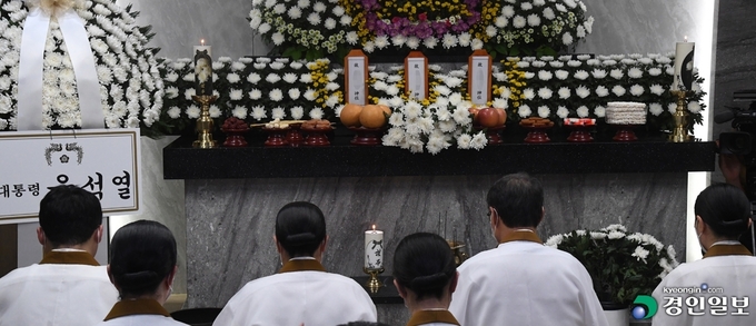 25일 오후 수원시 권선구 수원중앙병원 장례식장에 마련된 생활고에도 불구하고 복지서비스의 도움을 받지 못하고 세상을 떠난 수원 세 모녀의 빈소에서 원불교 경기인천교구 주관으로 추모식이 진행되고 있다. 2022.8.25 /김도우기자 pizza@kyeongin.com