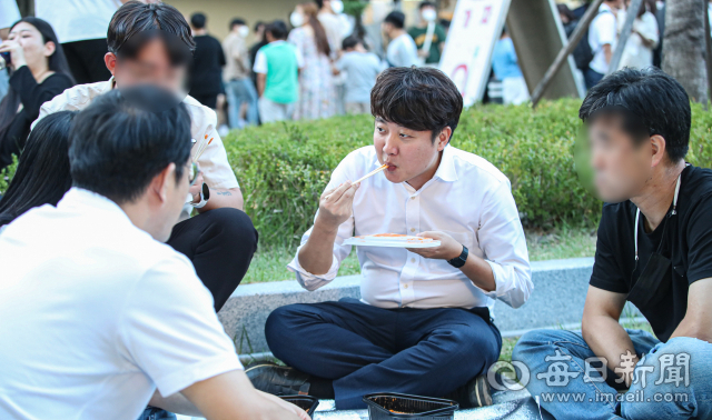 이준석 전 국민의힘 대표가 27일 오후 대구시 북구 DGB대구은행파크 앞에서 열린 '2022 대구 북구 떡볶이 페스티벌'을 찾아 떡볶이를 먹고 있다. 안성완 기자 asw0727@imaeil.com