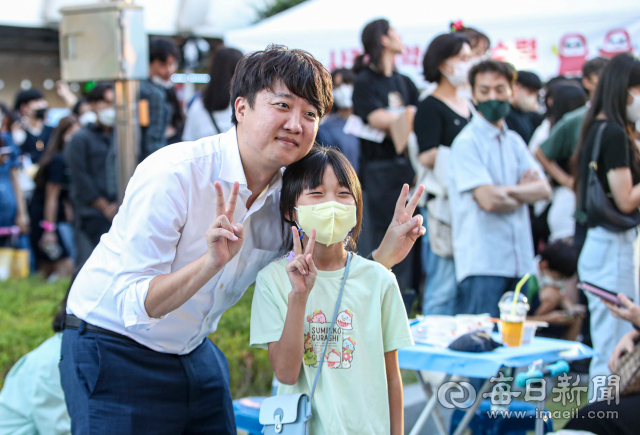 이준석 전 국민의힘 대표가 27일 오후 대구시 북구 DGB대구은행파크 앞에서 열린 '2022 대구 북구 떡볶이 페스티벌'을 찾아 시민들과 함께 사진을 찍고 있다. 안성완 기자 asw0727@imaeil.com