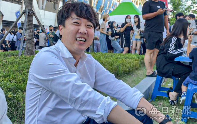 이준석 전 국민의힘 대표가 27일 오후 대구시 북구 DGB대구은행파크 앞에서 열린 '2022 대구 북구 떡볶이 페스티벌'을 찾아 매일신문과 인터뷰를 하고 있다. 안성완 기자 asw0727@imaeil.com
