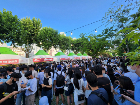 지난 27일 오후 4시쯤 대구 북구 고성동 DGB대구은행파크 중앙광장. 지자체 최초로 '떡볶이 페스티벌'이 대구 북구에서 개최됐다. 임재환 기자