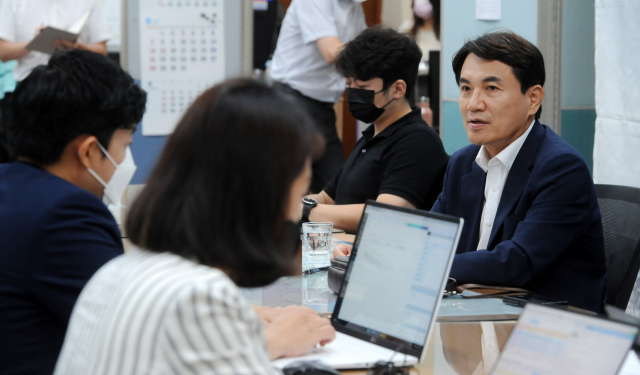 김진태 강원도지사가 29일 도청 기자실에서 기자간담회를 갖고 도정과 관련된 기자들의 질문에 답하고 있다. 박승선기자