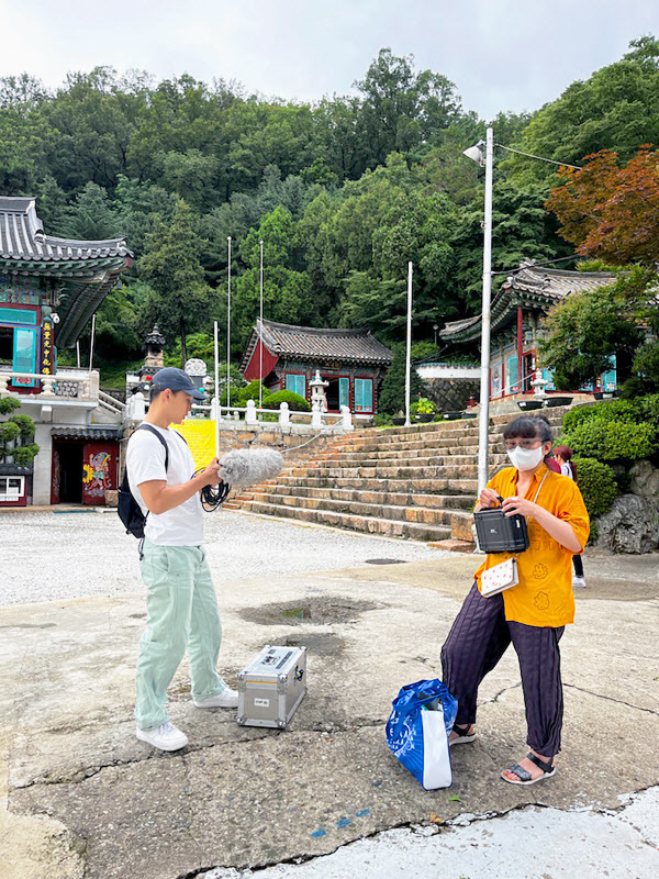 백남준 탄생 90주년 특별전 '필드기억'의 참여작가인 김희천, 이옥경의 작업 모습. /백남준아트센터 제공
