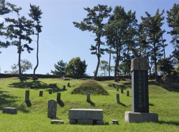 제주시 아라동 2464번지 일대에 있는 고려의 문신 문경공 고조기 묘역.