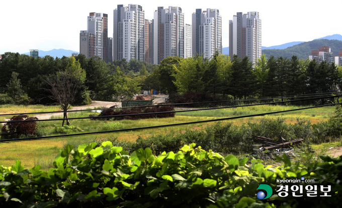 용도 폐기된 한 미군부대 부지에서 바라본 주변 주택가. 버려진 부지는 도시미관을 해치는 흉물로 변해가고 있다. 2022.8.31 /최재훈기자 cjh@kyeongin.com