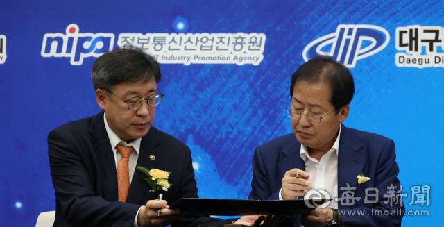 31일 대구 수성구 SW융합기술지원센터에서 열린 '대구 디지털 혁신 비전 선포식'에 참석한 홍준표 대구시장과 박윤규 과학기술정보통신부 제2차관이 협약서를 교환하고 있다. 이번 행사는 윤석열 대통령의 대구 공약인 미래 디지털 데이터 산업 거점 도시 조성을 뒷받침하기 위한 대구시 협력사업을 효과적으로 추진하기 위해 마련됐다. 대구시는 이번 협약을 통해 인공지능, 빅데이터, 블록체인을 기반으로 '대구 디지털 혁신'을 위한 협력을 더욱 강화할 예정이다. 안성완 기자 asw0727@imaeil.com