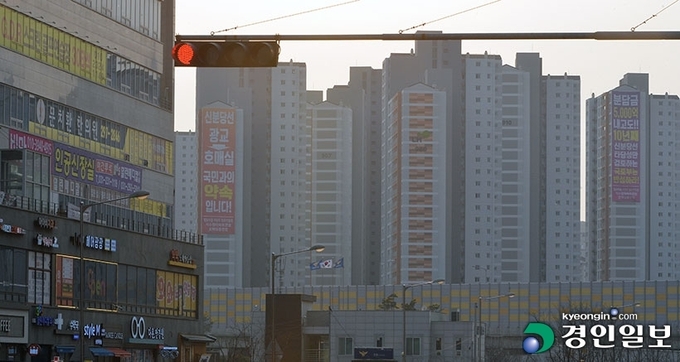 정부의 예비타당성 조사 면제 발표에서 경기도가 수도권이라는 이유로 역차별을 당했다는 논란이 일고 있다. 지난달 30일 신호등에 빨간불이 켜진 뒤로 수원시 호매실동 아파트단지에 신분당선 연장사업 추진을 촉구하는 대형 현수막이 걸려있다. /경인일보 DB