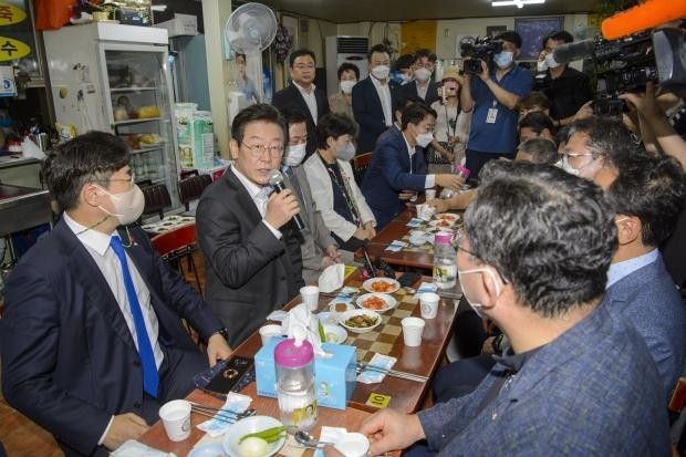 더불어민주당 이재명 대표가 지난 2일 오후 광주 서구 양동시장을 방문, 상인들과 오찬 간담회를 하고 있다. /김진수 기자 jeans@kwangju.co.kr