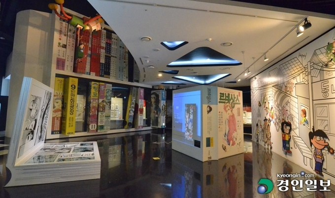 부천 한국만화박물관 내부. 한국 만화사의 한 장면을 이해하기 쉽게 연출해 놨다. /김성주기자 ksj@kyeongin.com