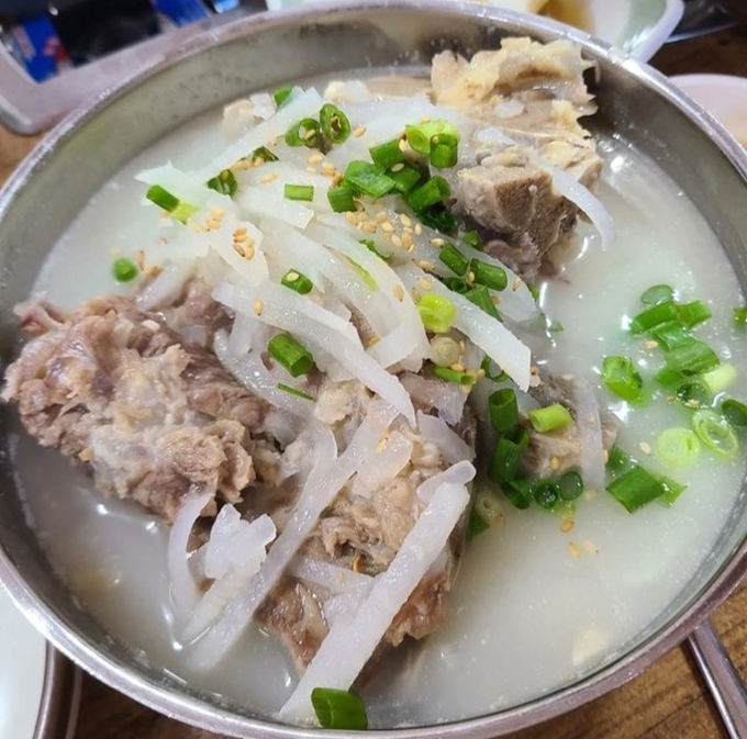 접짝뼈국.