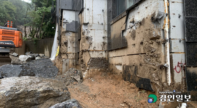 제11호 태풍 힌남노가 북상하고 있는 5일 오후 한 달 전 집중호우로 산사태가 발생한 광주 남한산성면 검복리 마을에 폭우 피해의 흔적이 여전히 남아 있다. 2022.9.5 /유혜연기자 pi@kyeongin.com