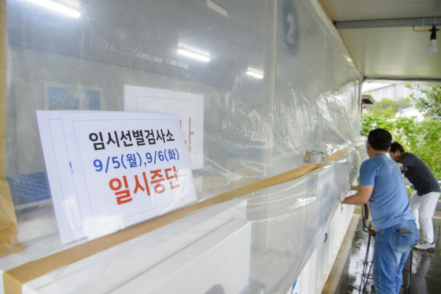 광주시 서구청 공무원이 제11호 태풍 ‘힌남노’에 대비해 상무지구에 설치된 코로나19 임시선별검사소 시설물을 정비하고 있다. 검사소는 태풍 영향에서 벗어나는 오는 7일 다시 문을 열 예정이다. /김진수 기자 jeans@kwangju.co.kr