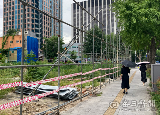 제11호 태풍 '힌남노'가 북상 중인 5일 대구 도심 한 건설 현장 가림막이 강풍 대비를 위해 해체된 상태로 놓여 있다. 우태욱 기자 woo@imaeil.com