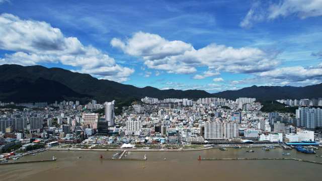 태풍 ‘힌남노’ 영향권에서 벗어난 6일 오후 흙탕물로 변한 창원시 마산합포구 마산항 위로 푸른 하늘이 드러나고 있다./김승권 기자/