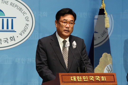 국민의힘 비상대책위원장직을 수락한 정진석 국회 부의장이 7일 오후 서울 여의도 국회 소통관에서 기자회견을 하고 있다. 정 부의장은 비대위원장을 맡기로 했다고 밝히며 "당을 하루속히 안정화시키겠다"고 말했다. 국회사진기자단