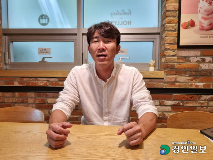 한국싱글대디가정지원 협회인 아빠의 품 대표 김지환(45)씨는 9살 된 자녀를 홀로 키우고 있다. 그는 혼인 외 출생자 신고 주체가 아이의 어머니여야 한다고 규정한 가족법의 불합리성을 세상에 알렸고 2015년 가족관계등록법 개정안(사랑이법) 마련에 큰 공을 세웠다. 그러나 그는 "사랑이법이 제정됐지만 자녀 존재를 입증하려면 여전히 소송을 거쳐야만 한다"며 지난해 헌법소원을 제기했다. 2022.9.8 /이시은기자 see@kyeongin.com