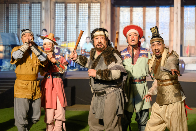 사회적 합굿마을이 전주 한벽문화관에서 한옥자원활용 야간 상설공연으로 마당극 <용을 쫓는 사냥꾼>을 공연하고 있다.