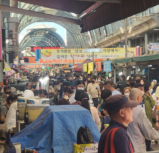 코로나19 해제 이후 맞는 첫 명절, 전통시장이 모처럼 활기를 띄고 있다. 이정문 의원실 제공
