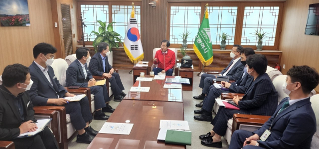 2일 김진열 경북 군위군수가 대구시를 방문, 홍준표 대구시장과 대구 편입 문제 등을 협의하고 있다. 김 군수는 "9월 법률안 처리가 무산되면 신공항 사업의 차질이 불가피하다"는 강경 입장을 내고 있다. 군위군 제공