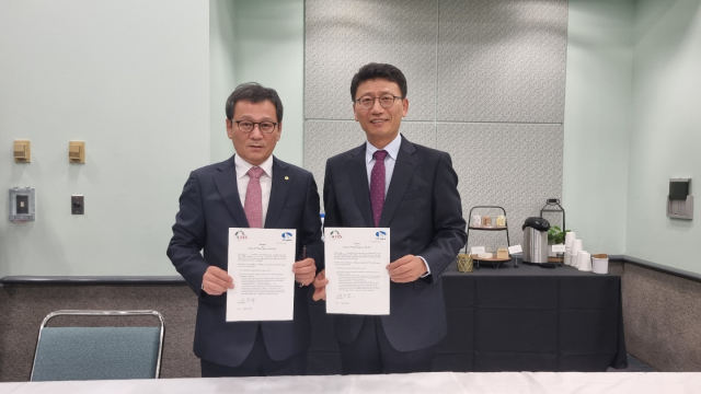 강릉시가 타이완 타이베이를 제치고 ‘교통 올림픽’으로 불리는 2026 ITS 세계총회 유치에 성공했다. 사진은 김홍규 강릉시장과 이용욱 국토부 도로국장.
