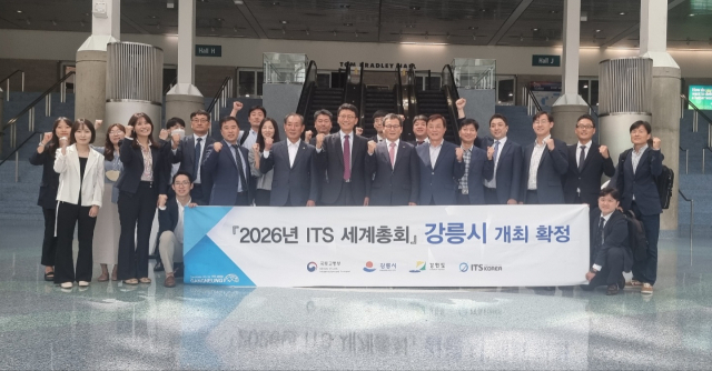 김홍규 강릉시장과 이용욱 국토부 도로국장, 김기영 강릉시의장, 배용주 부의장 등 참석자들이 18일 새벽 미국 LA에서 2026 ITS 세계총회 강릉 개최 확정 이후 기념 촬영을 했다.