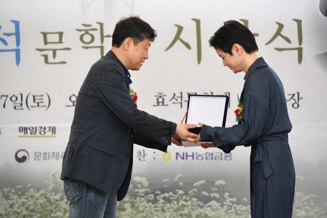제23회 이효석문학상 시상식이 17일 평창군봉평면 효석문화제 주행사장에서 열려 김멜라 소설가의 제 꿈 꾸세요가 대상을 수상, 상금 3000만원을 받았다.