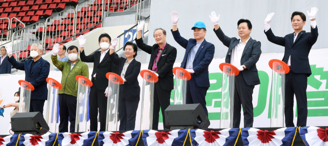 제18회 야철 마라톤대회 개회식에서 김영록(오른쪽부터) 창원시의원, 강기윤 국회의원, 조명래 창원시 제2부시장, 남길우 경남신문 회장, 김영선 국회의원, 구진호 창원문화체육관광국장, 정철영 창원시설공단 이사장 직무대리, 김진현 경남신문 전무이사가 출발 버튼을 누르고 있다./마라톤취재반/