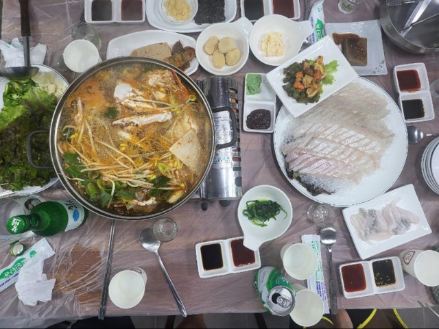 강릉 경포호 인근 한 횟집의 23만원어치 상차림. 사진=온라인 커뮤니티 ‘보배드림’ 캡처