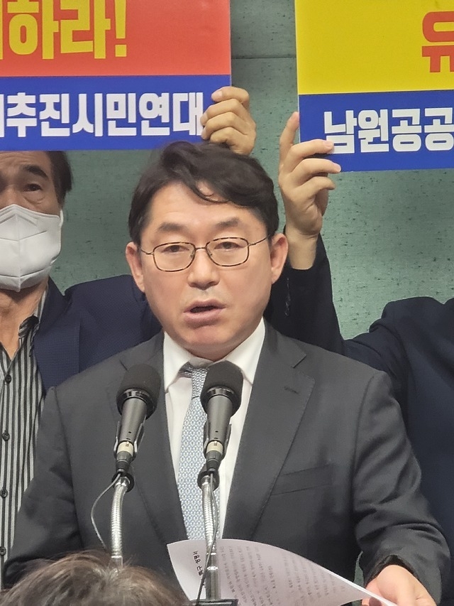 박희승 민주당 남원임실순창 지역위원장이 남원 국립공공보건의료대학 설립을 촉구하고 있다.