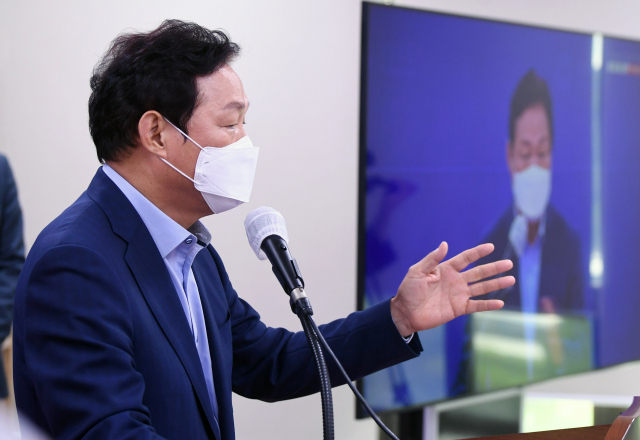 박완수 경남도지사가 19일 도청 프레스센터에서 "부·울·경 특별연합은 실익이 없다"고 밝히고 있다./김승권 기자/