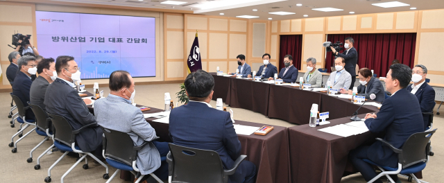 지난달 29일 구미시청에서 김장호 구미시장, 구미국가산업단지 내 방위산업 기업 대표 등이 '구미 방위산업 기업 대표 간담회'를 하고 있다. 구미시 제공