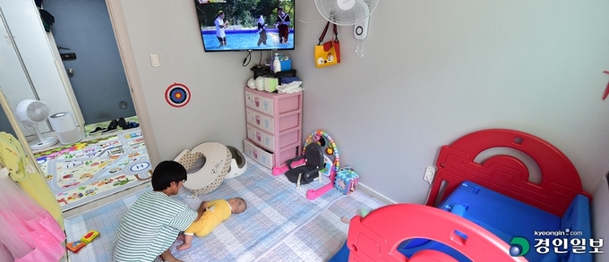 인천시는 장애친화 산부인과 공모에 신청조차 못 하고 있는 실정이다. 공모에 참여하려는 산부인과가 전혀 없기 때문이다. 사진은 인천 남동구에 거주하는 한 시각장애인이 혼자 아이를 돌보고 있는 모습. /경인일보DB