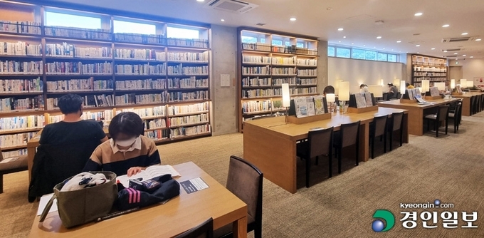 활자 문화에서 디지털 문화로 전환되며 장서를 보관하는 공공도서관이 미래 생존을 위해서는 지역 문화를 바탕으로 특화된 도서관으로 탈바꿈해야 한다는 지적이다. 사진은 언제든지 편안하게 머무를 수 있는 일본 사가현의 다케오시 다케오 도서관. 2022.9.6 /이자현기자 naturelee@kyeongin.com