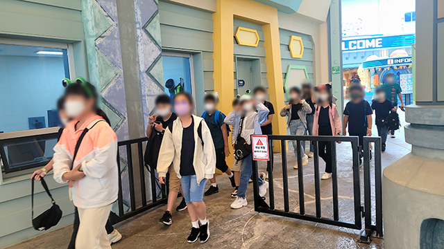 실외 마스크 착용 의무가 전면 해제된 26일 학생들이 마스크를 쓰고 창원시 마산로봇랜드로 입장하고 있다.