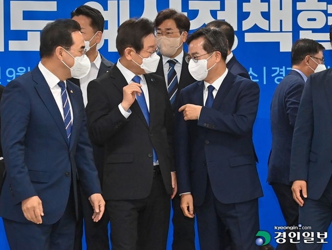 김동연 경기지사와 더불어민주당 이재명 대표가 26일 수원시 영통구 경기도청에서 열린 더불어민주당 경기도 예산정책협의회에서 인사하고 있다. 2022.9.26 /김도우기자 pizza@kyeongin.com