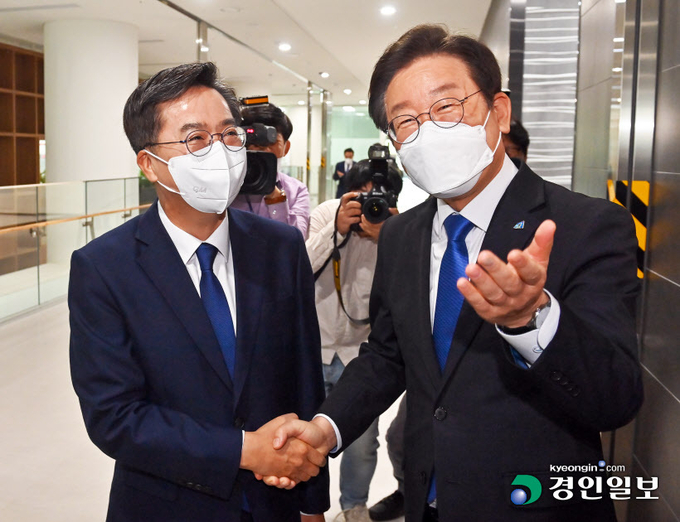 김동연 경기도지사와 더불어민주당 이재명 대표가 26일 오전 경기도청에서 만나 인사를 나누고 있다. 이 대표는 이날 더불어민주당 현장최고위원회 회의와 경기도 예산정책협의회 회의에 참석하기 위해 도청을 방문했다. 2022.9.26 /김도우기자 pizza@kyeongin.com