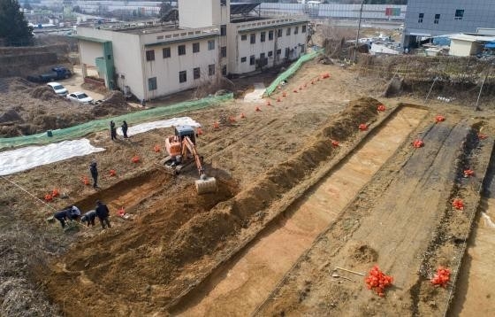 옛 광주교도소 부지에서 발굴된 유골 한 구의 DNA 구조가 5·18당시 행불자와 동일한 것으로 밝혀져 암매장 조사에 탄력이 붙을 것으로 보인다. 사진은 지난 2020년 5·18진상조사위원회가 5·18 당시 사망자 등의 암매장지로 지목된 옛 광주교도소 부지에서 발굴 조사를 벌이고 있는 모습. <광주일보 자료 사진>