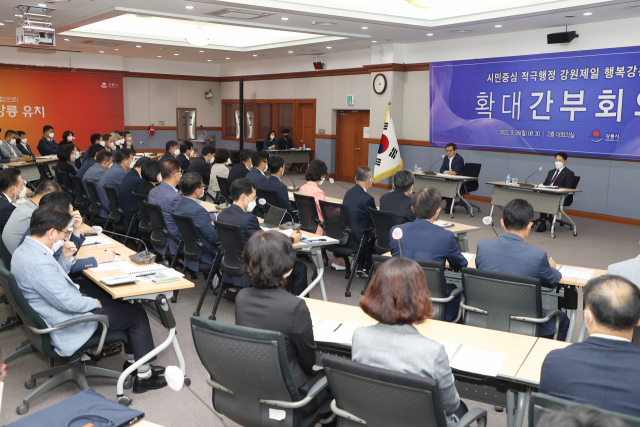 김홍규 강릉시장이 26일 민선8기 출범 이후 첫 확대 간부회의를 갖고 2026 ITS세계총회 성공 개최를 위해 준비에 만전을 기해 줄 것을 당부했다.