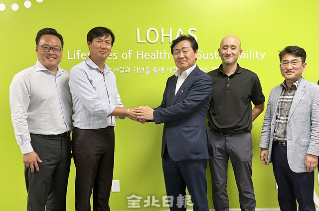 김관영 지사가 26일(현지시간) 풀무원 미국 현지법인인 풀무원USA 본사를 방문해 조길수 대표 등 임원진을 만나 미국의 유통망 등에 대한 설명을 듣고 전북 식품산업의 발전 방향에 대해 논의를 진행한 뒤 기념사진을 촬영하고 있다. 왼쪽부터 김석원 풀무원 북미법인 마케팅 디렉터, 저길수 풀무원 북미법인대표, 김관영 도지사, 남성윤 북미법인 영업본부장, 서재영 농식품산업과장. /사진=전북도 제공.