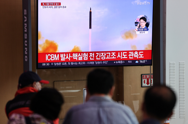 6일 오전 시민들이 서울 중구 서울역 대합실에서 관련 뉴스를 시청하고 있다. 연합뉴스