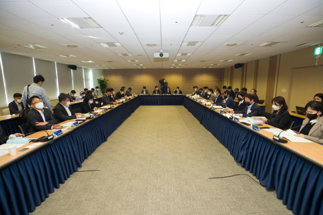 오태석 과학기술정보통신부 제1차관이 7일 오후 서울 종로구 광화문교보빌딩 국가과학기술자문회의 대회의실에서 열린 '제43회 우주개발진흥실무위원회' 를 주재하고 있다. 연합뉴스