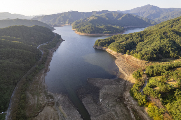 11일 오후 보성군 문덕면 주암댐 상류지역 내에 저수량 부족 지표 중 하나인 모래언덕 등이 생성돼 있다. 주암댐 저수량은 올해 마른 장마와 마른 태풍 등으로 전년대비 절반 수준인 1억 8600만㎥에 머물고 있다. /김진수 기자 jeans@kwangju.co.kr