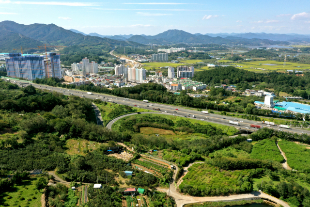 창원 의창구 동읍 봉산리 일원의 그린벨트 구역. 이 일대에 용정일반산업단지 조성이 추진됐으나 그린벨트 해제가 어려워 수년째 보류된 상태이다./이솔희 VJ/