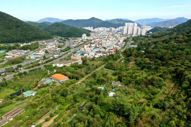 그린벨트가 해제돼 복합행정타운 사업이 추진 중인 마산회원구 회성동 일원.